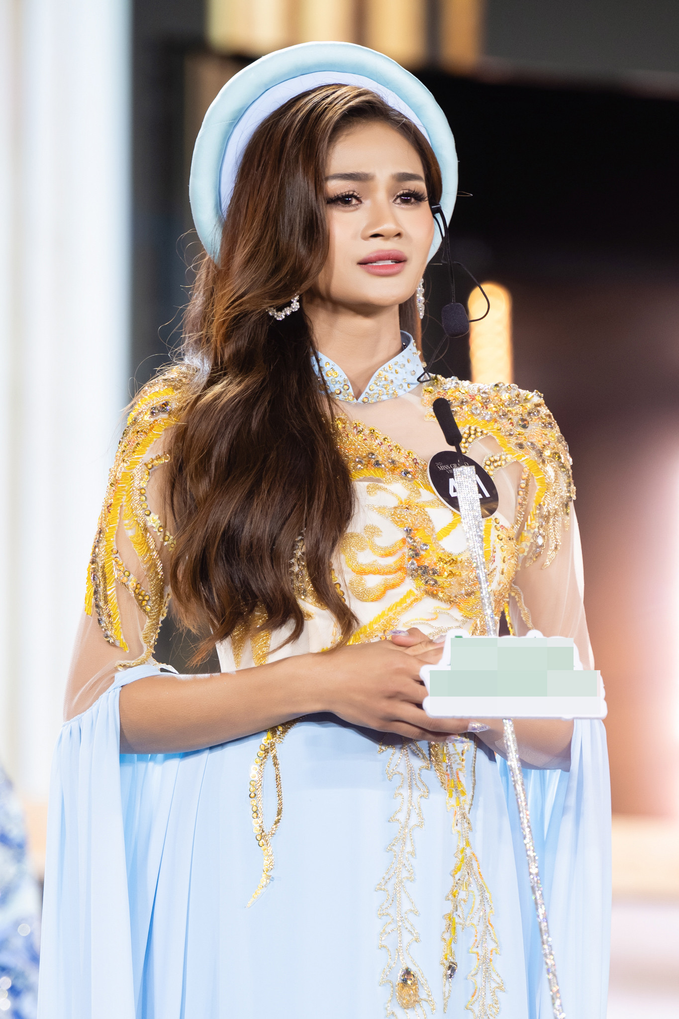 Sau phần thi dạ hội, ban tổ chức công bố top 10. Các thí sinh bước vào phần thi thuyết trình về hòa bình. Dàn người đẹp diện áo dài nền nã trong phần thi thuyết trình. Họ đều bày tỏ sự xúc động. Có thí sinh bật khóc khi đang thuyết trình.