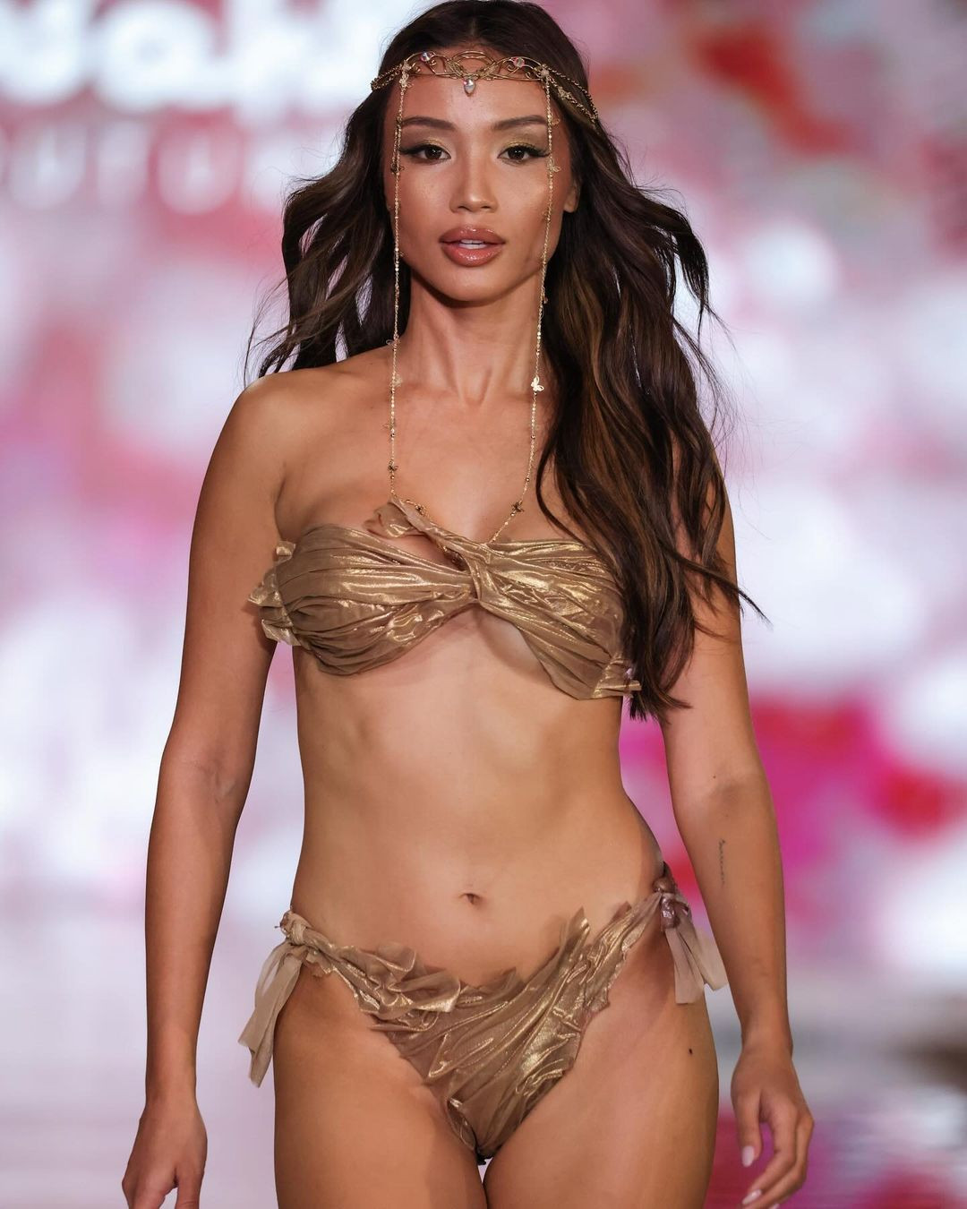 Hôm 1/6, Savannah Gankiewicz trình diễn bikini trong sự kiện thời trang ở Florida, Mỹ. Sự xuất hiện của Savannah Gankiewicz trên sàn catwalk bị nhận xét mờ nhạt, thiếu điểm nhấn.