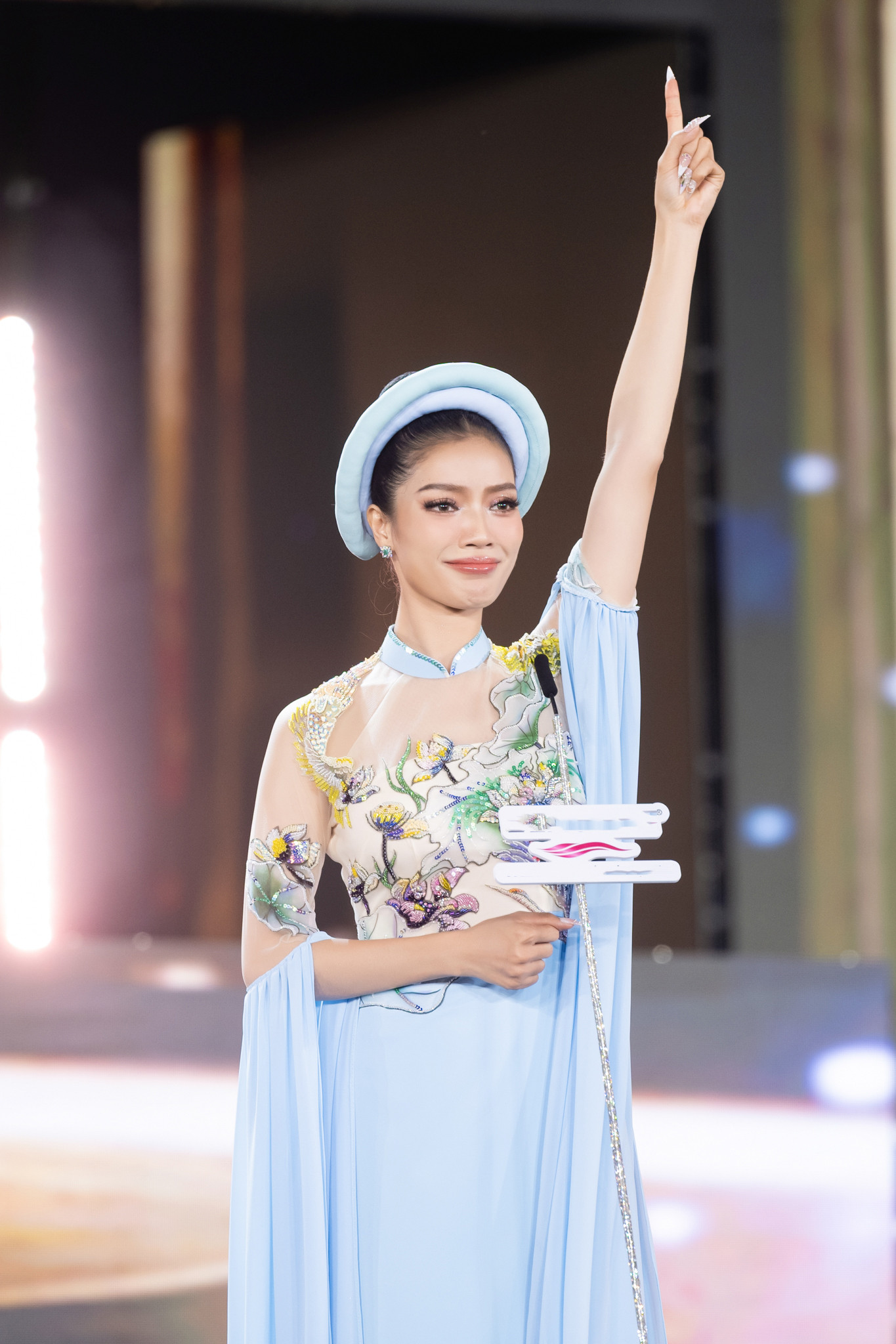 Sau phần thi dạ hội, ban tổ chức công bố top 10. Các thí sinh bước vào phần thi thuyết trình về hòa bình. Dàn người đẹp diện áo dài nền nã trong phần thi thuyết trình. Họ đều bày tỏ sự xúc động. Có thí sinh bật khóc khi đang thuyết trình.