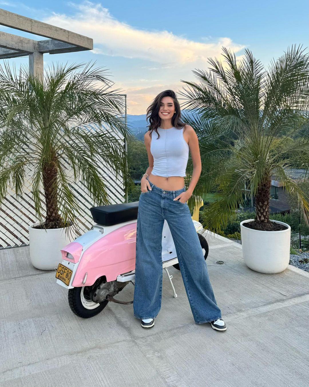 Nhờ công việc đóng phim, làm người mẫu mà Rachel Vallori có thu nhập ấn tượng. Theo Wikibiography, tính đến tháng 9/2023, Rachel Vallori có tài sản ròng trị giá 5 triệu USD.