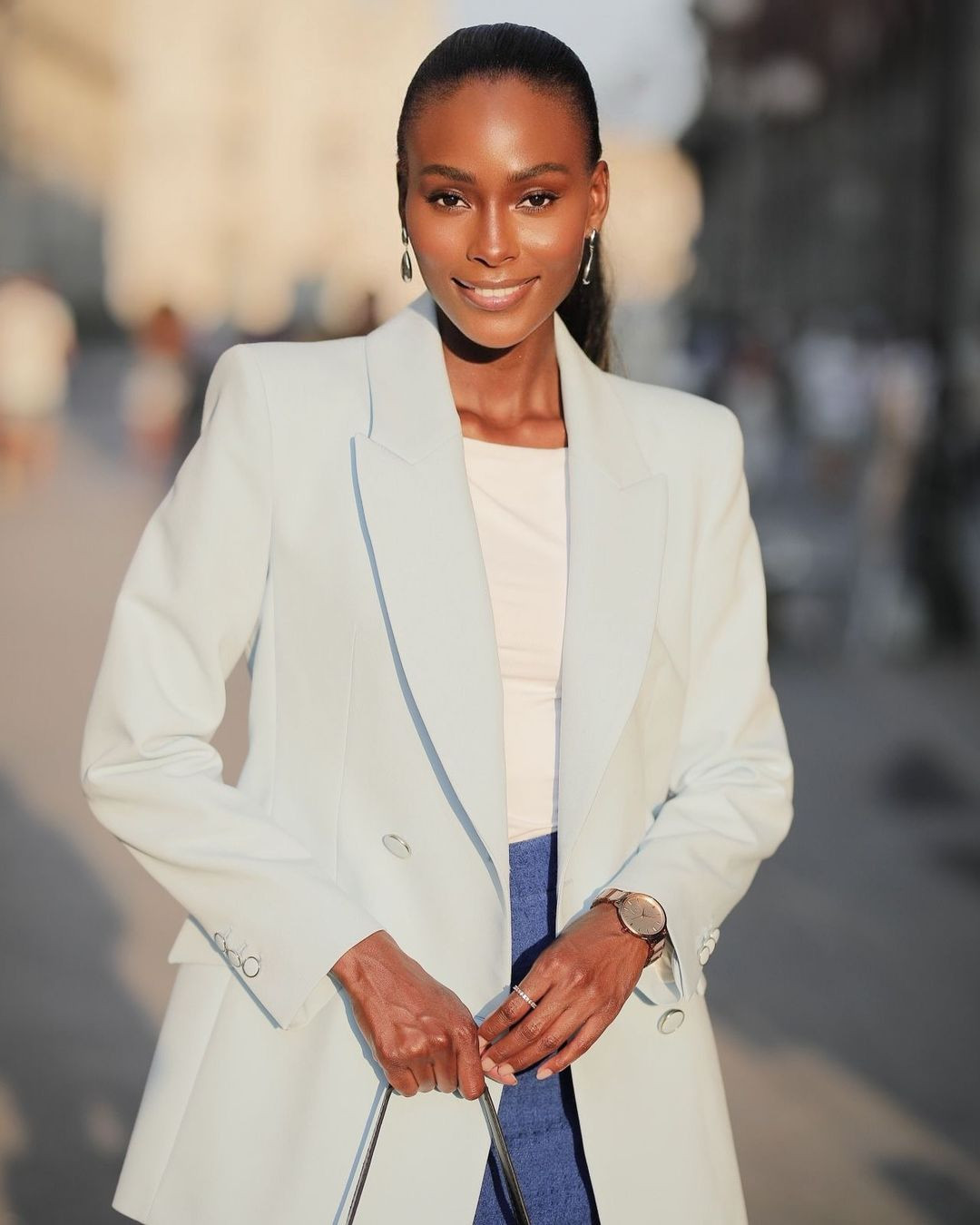 Cô đã tốt nghiệp ngành quan hệ công chúng.