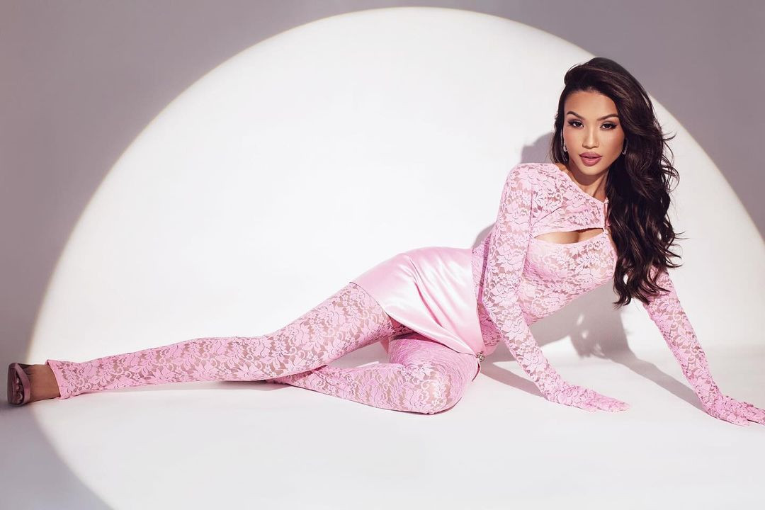 Trong chuyến thăm nạn nhân vụ cháy rừng ở Lahaina, Hawaii, Mỹ, người đẹp chia sẻ những phản ứng dữ dội trên mạng khiến cô suy sụp. Tôi không muốn khóc đâu nhưng mọi thứ quá khó khăn. Tôi ước mọi người biết trái tim tôi đau và suy sụp đến chừng nào", Gankiewicz khóc và nói trước đám đông.