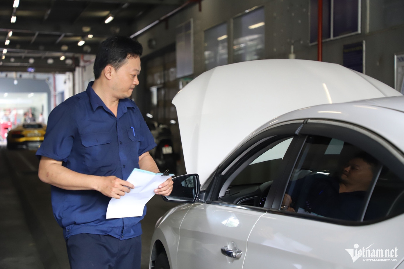 Các đăng kiểm viên đang kiểm tra, đánh giá tình trạng an toàn kỹ thuật và bảo vệ môi trường của xe cơ giới. Ảnh: Tuấn Kiệt. Các đăng kiểm viên đang kiểm tra, đánh giá tình trạng an toàn kỹ thuật và bảo vệ môi trường của xe cơ giới. Ảnh: Tuấn Kiệt.