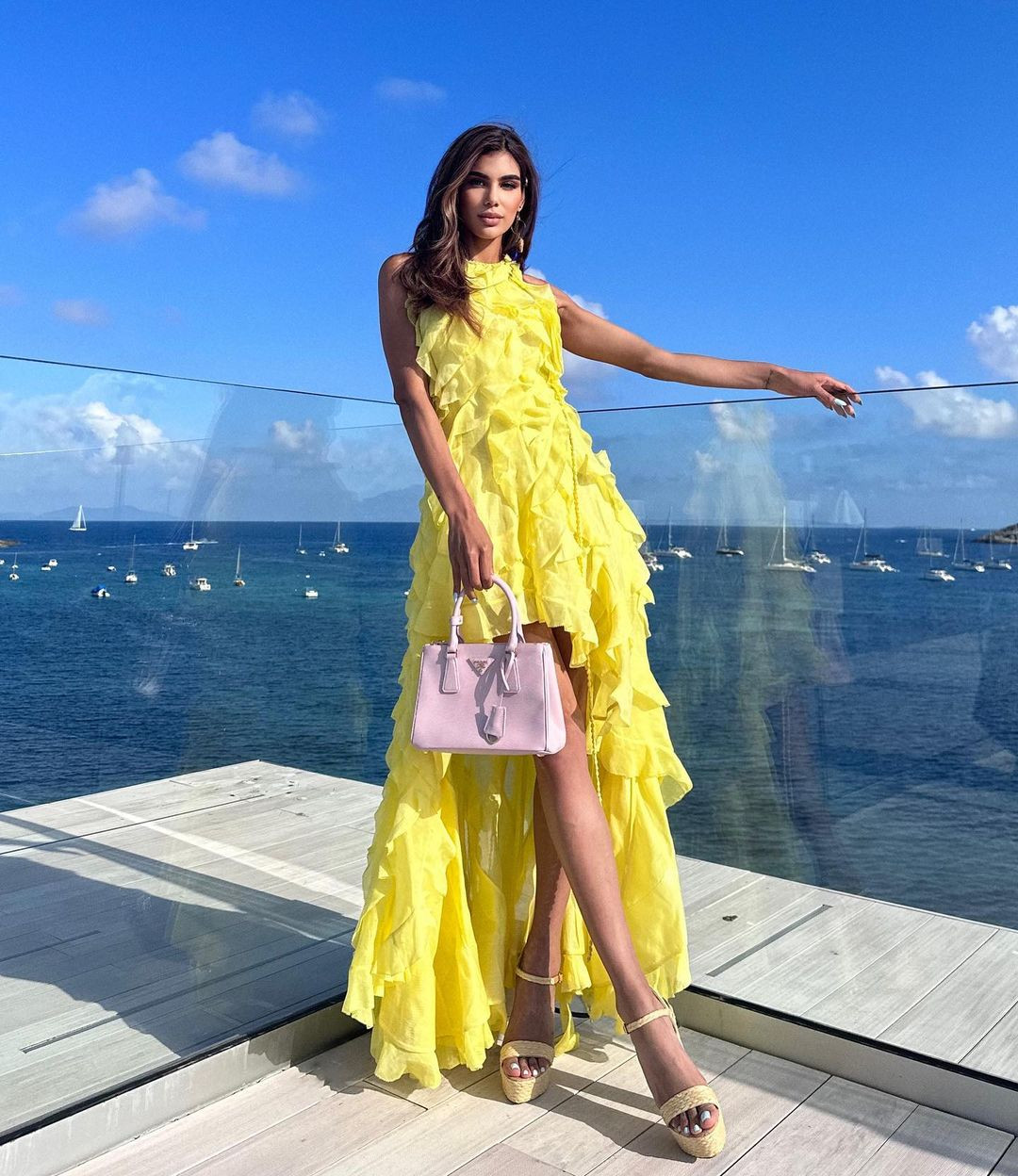 Là người mẫu thời trang, Dennis Cuadrado được đánh giá cao về gu ăn mặc sành điệu.