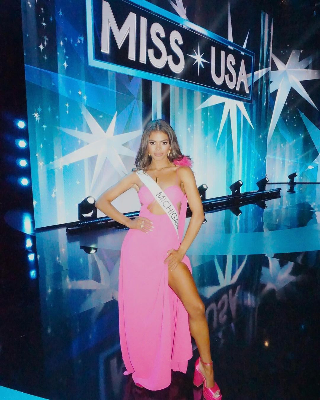 Tuy vậy, vẫn có ý kiến cho rằng vẻ đẹp của Alma Cooper không rực rỡ nhưng cá tính, không bị trộn lẫn với những cô gái khác.