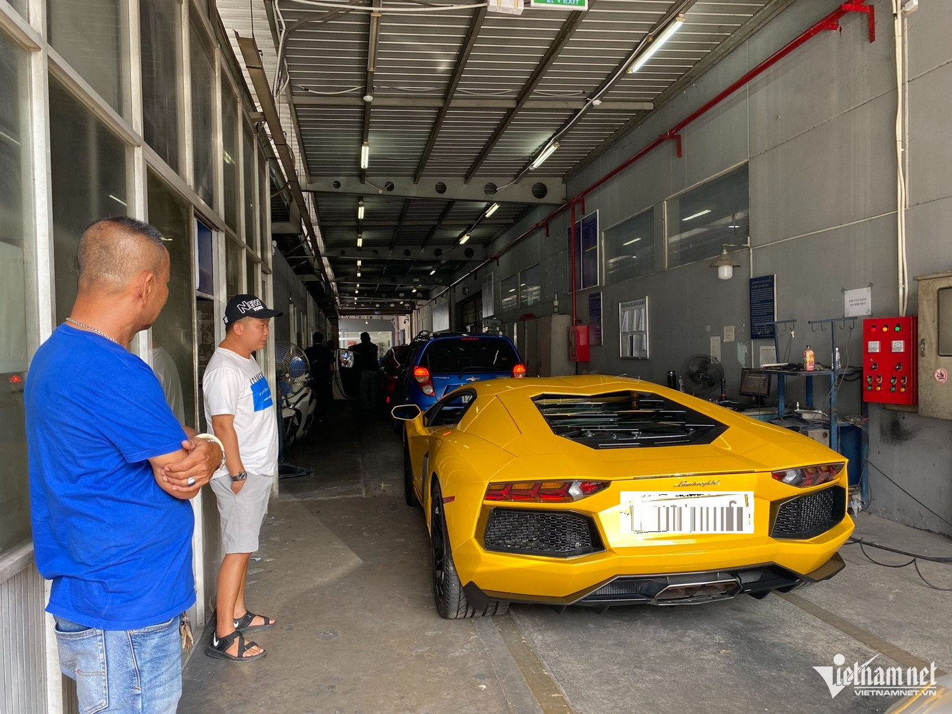 Người dân đưa ô tô đi đăng kiểm không phải chờ lâu như trước. Ảnh: Tuấn Kiệt. Người dân đưa ô tô đi đăng kiểm không phải chờ lâu như trước. Ảnh: Tuấn Kiệt.