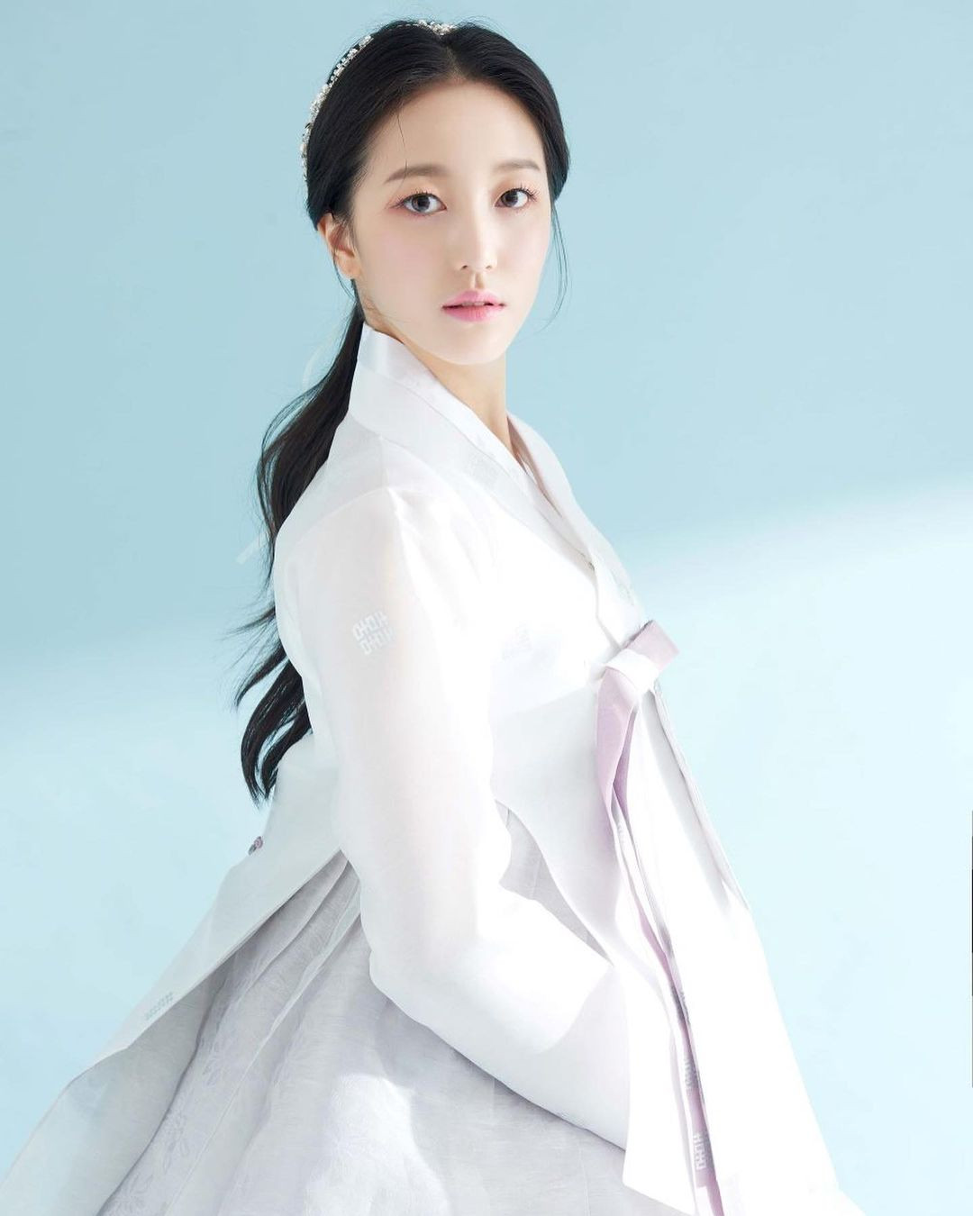 Cô từng theo học tại trường NYU Thượng Hải, chuyên ngành khoa học xã hội và tâm lý học.