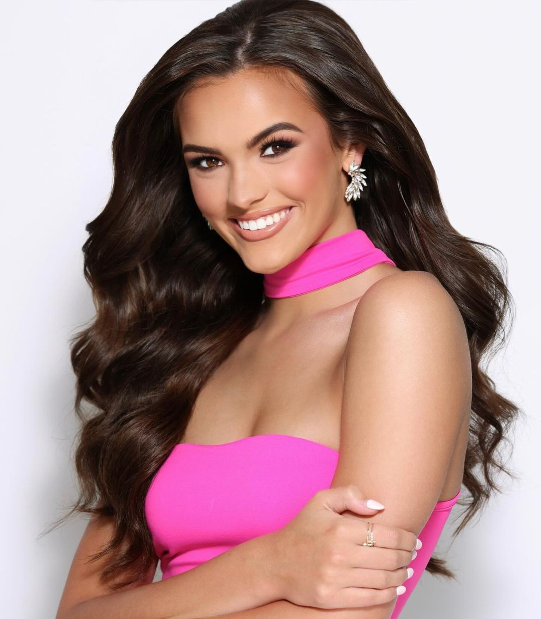 Trong câu trả lời ứng xử, Addie Carver cho biết việc bố qua đời năm 13 tuổi khiến cô đối diện với những vấn đề tâm lý trầm trọng. Người đẹp đã tìm đến khiêu vũ để có lại năng lượng và cảm hứng. Cô mở một trung tâm dạy khiêu vũ, với mong muốn giúp các bé gái trên khắp nước Mỹ vượt qua những vấn đề về sức khỏe tâm thần.