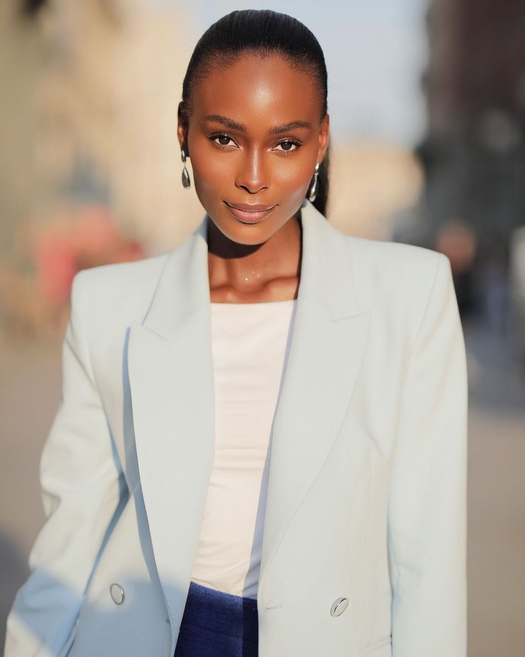 Cô đã tốt nghiệp ngành quan hệ công chúng.