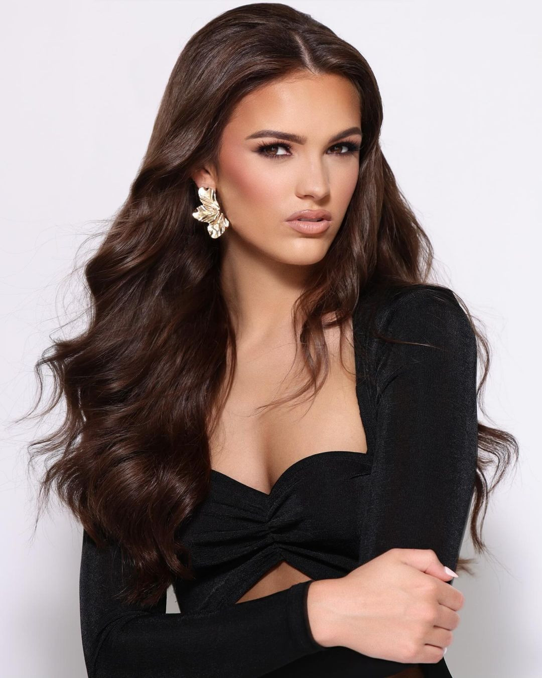 Trong câu trả lời ứng xử, Addie Carver cho biết việc bố qua đời năm 13 tuổi khiến cô đối diện với những vấn đề tâm lý trầm trọng. Người đẹp đã tìm đến khiêu vũ để có lại năng lượng và cảm hứng. Cô mở một trung tâm dạy khiêu vũ, với mong muốn giúp các bé gái trên khắp nước Mỹ vượt qua những vấn đề về sức khỏe tâm thần.