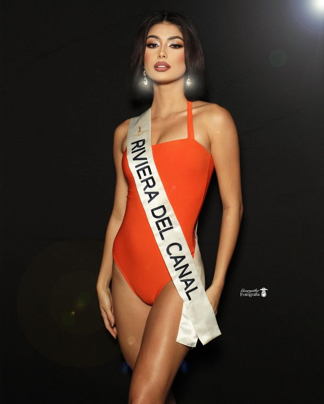 Dù có nhiều ý kiến trái chiều, Italy Johan Mora vẫn gây ấn tượng với nhan sắc hiện đại, quyến rũ. Cô gây chú ý với mái tóc ngắn ngang vai, khác hình ảnh các người đẹp Latinh với mái tóc xoăn bồng bềnh.