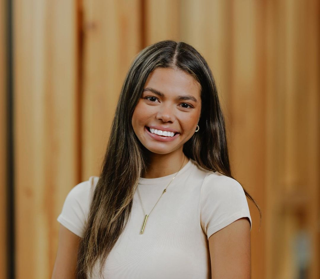 Cô có cha là người Mỹ gốc Phi và mẹ là người nhập cư từ Mỹ Latinh. Vì thế, người đẹp thừa hưởng những nét đẹp giao thoa. Nhan sắc của Alma Cooper được đánh giá khác vẻ đẹp thường thấy của các cô gái Mỹ.