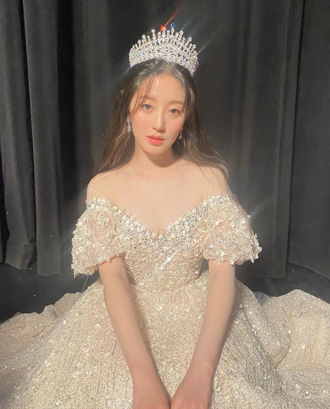 Người đẹp chia sẻ về lý do tham gia các cuộc thi sắc đẹp: "Từ hồi trung học, bạn bè đã khuyên tôi nên thử tham gia một cuộc thi sắc đẹp. Hồi đó, tôi nghĩ các cuộc thi sắc đẹp thật kỳ lạ. Tôi từng không thể hiểu tại sao các giám khảo lại được trao quyền để đánh giá vẻ đẹp của người khác. Nhưng sau đó, tôi chứng kiến các hoa hậu trở thành nhân vật của công chúng và làm được nhiều hoạt động tốt sau đó, điều đó thật tuyệt".