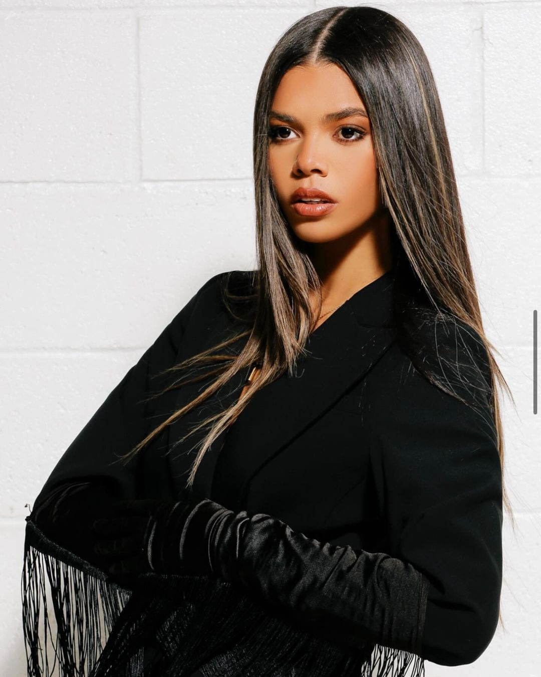 Alma Cooper từng học tại West Point - học viện quân sự danh tiếng hàng đầu tại Mỹ và đang tiếp tục học lên thạc sĩ ngành Khoa học Thống kê tại Đại học Stanford.