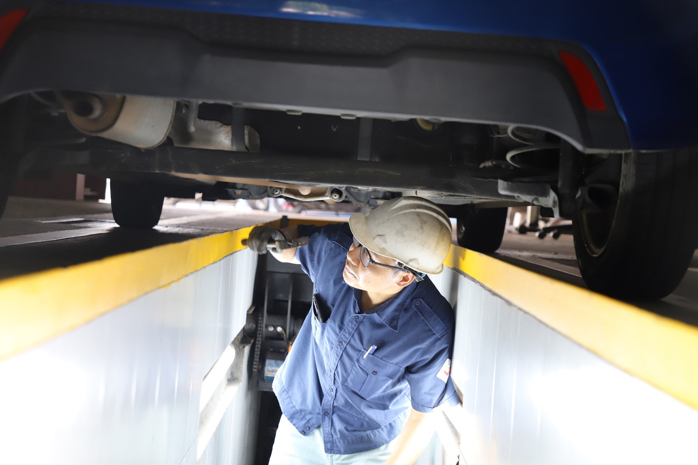 Các đăng kiểm viên đang kiểm tra, đánh giá tình trạng an toàn kỹ thuật và bảo vệ môi trường của xe cơ giới. Ảnh: Tuấn Kiệt. Các đăng kiểm viên đang kiểm tra, đánh giá tình trạng an toàn kỹ thuật và bảo vệ môi trường của xe cơ giới. Ảnh: Tuấn Kiệt.