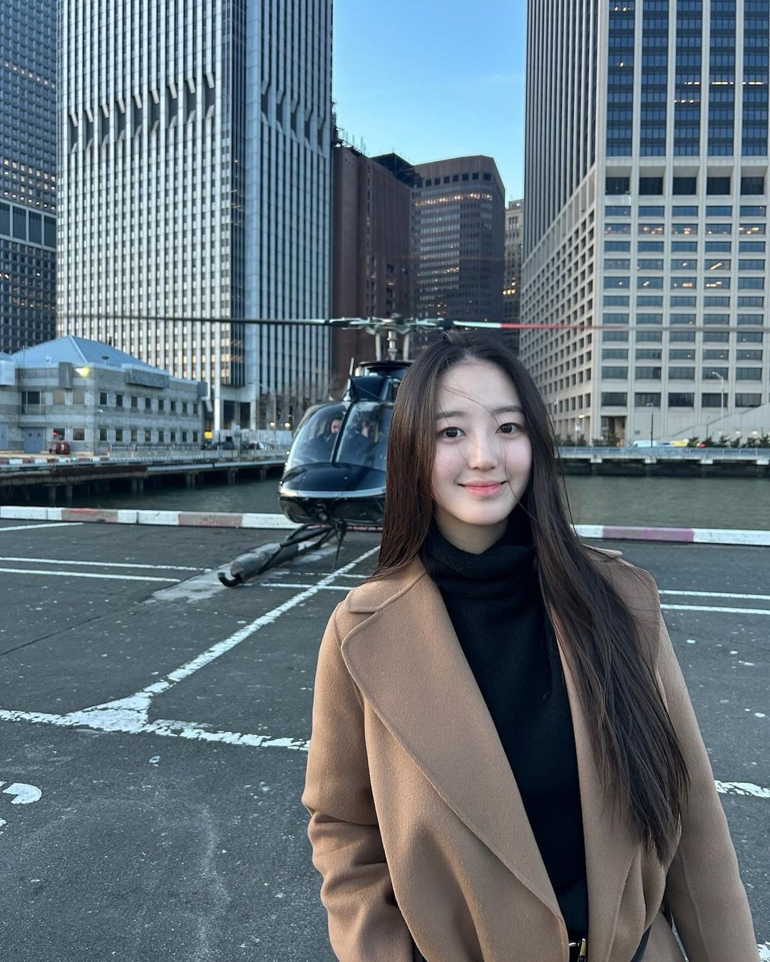 Người đẹp cho biết ban tổ chức Miss Korea thực sự tập trung vào vẻ đẹp tự nhiên và bên trong của các thí sinh. Trong nhiệm vụ chụp ảnh đầu tiên, cô và các thí sinh được yêu cầu mặc vest phong cách công sở và phải tẩy sạch lớp trang điểm.