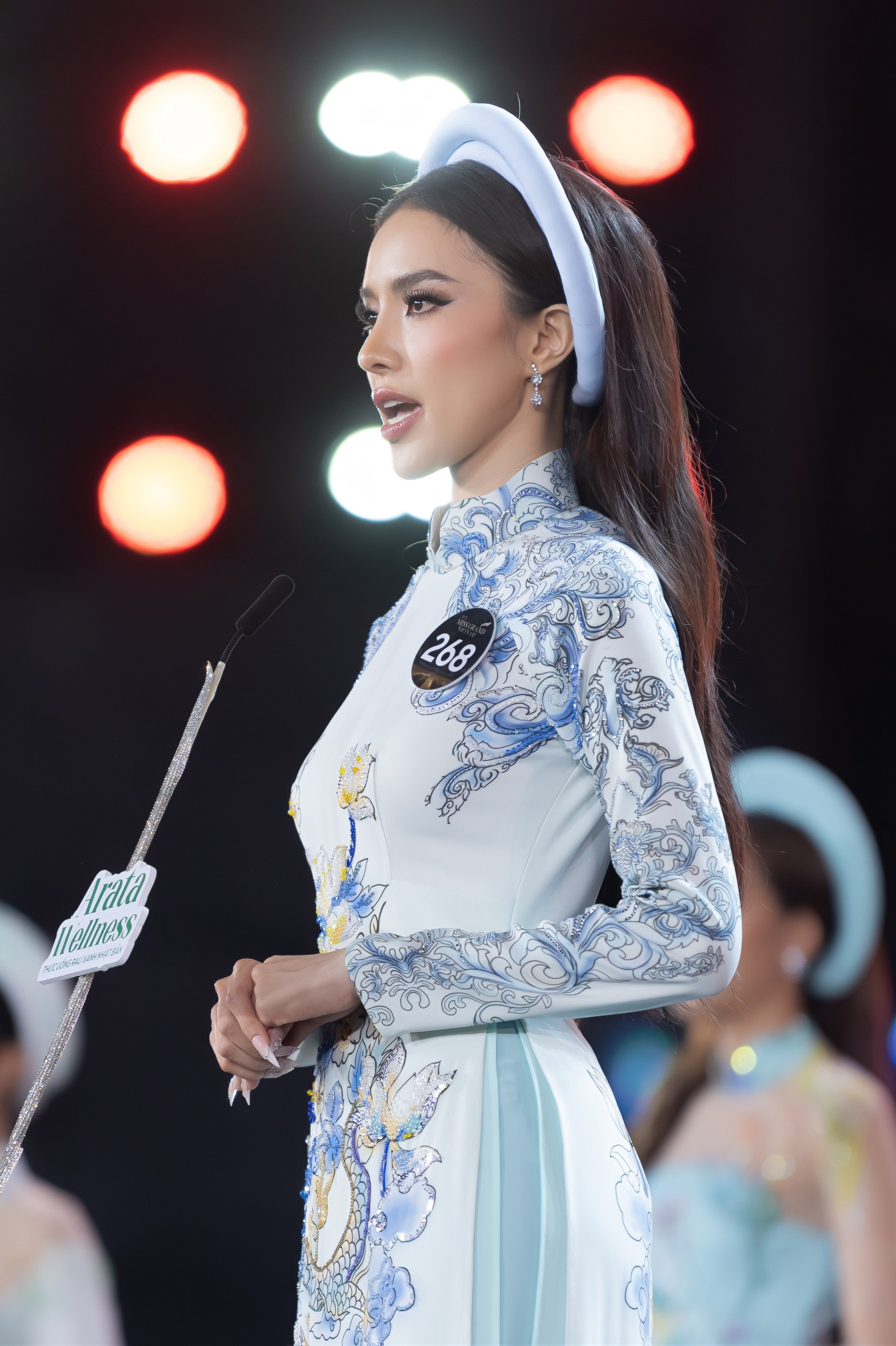 Sau phần thi dạ hội, ban tổ chức công bố top 10. Các thí sinh bước vào phần thi thuyết trình về hòa bình. Dàn người đẹp diện áo dài nền nã trong phần thi thuyết trình. Họ đều bày tỏ sự xúc động. Có thí sinh bật khóc khi đang thuyết trình.