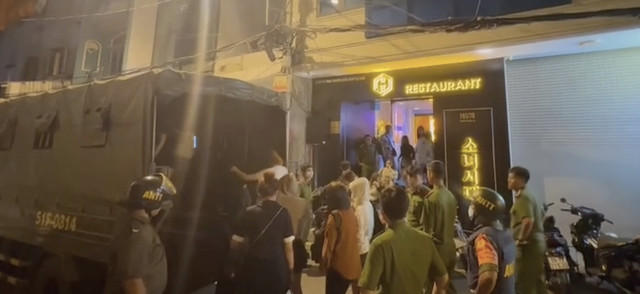 Công an TP HCM đưa các đối tượng về trụ sở làm việc