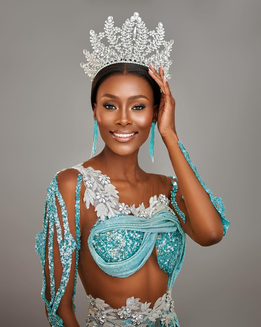 Người đẹp Sakhile Zie Dube đã đăng quang ngôi vị Hoa hậu Hoàn vũ Zimbabwe 2024. Cô giành quyền tham dự Hoa hậu Hoàn vũ 2024 tổ chức ở Mexico.