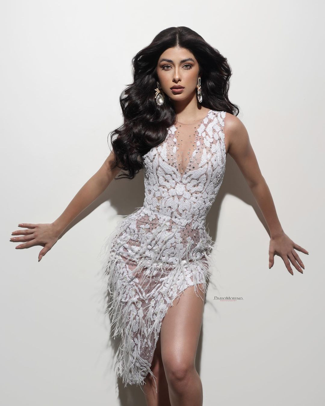 Trước đó, Italy Johan Mora cũng để tóc dài, uốn xoăn bồng bềnh. Cô được nhận xét cá tính, cuốn hút hơn khi để tóc ngắn.