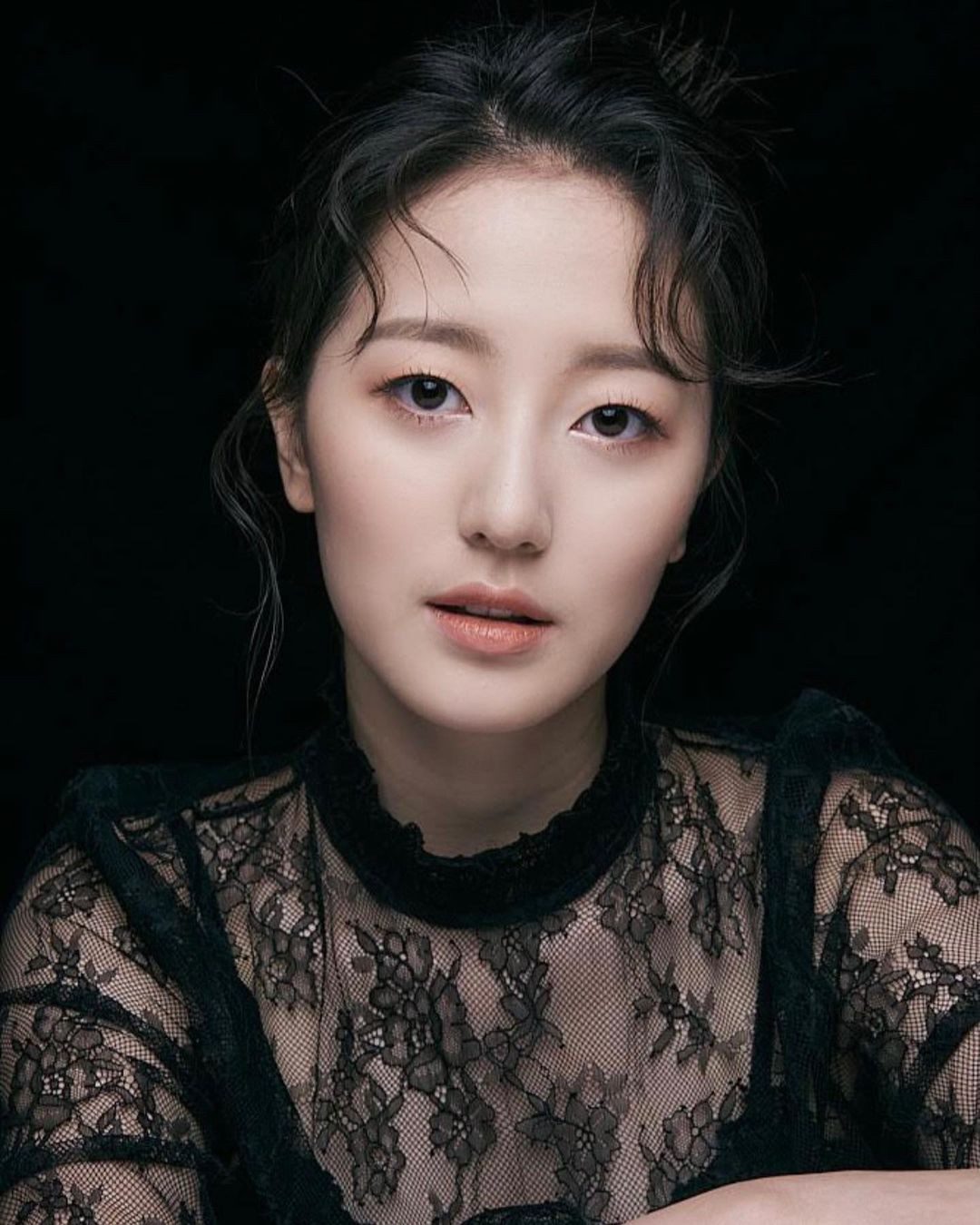 Bên cạnh việc học, người đẹp cũng có ý định phát triển sự nghiệp diễn xuất. Khán giả nhận xét cô có gương mặt ấn tượng, thần thái cuốn hút, giống các diễn viên nổi tiếng của xứ sở kim chi.