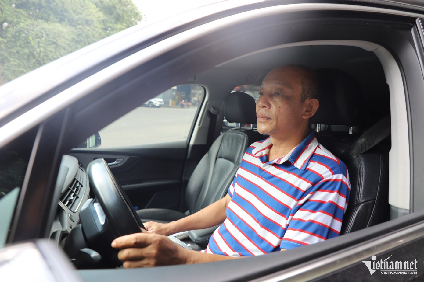 Ông Lê Văn Yên mất chưa đến 1 giờ để hoàn tất việc kiểm định ô tô. Ảnh: Tuấn Kiệt. Ông Lê Văn Yên mất chưa đến 1 giờ để hoàn tất việc kiểm định ô tô. Ảnh: Tuấn Kiệt.