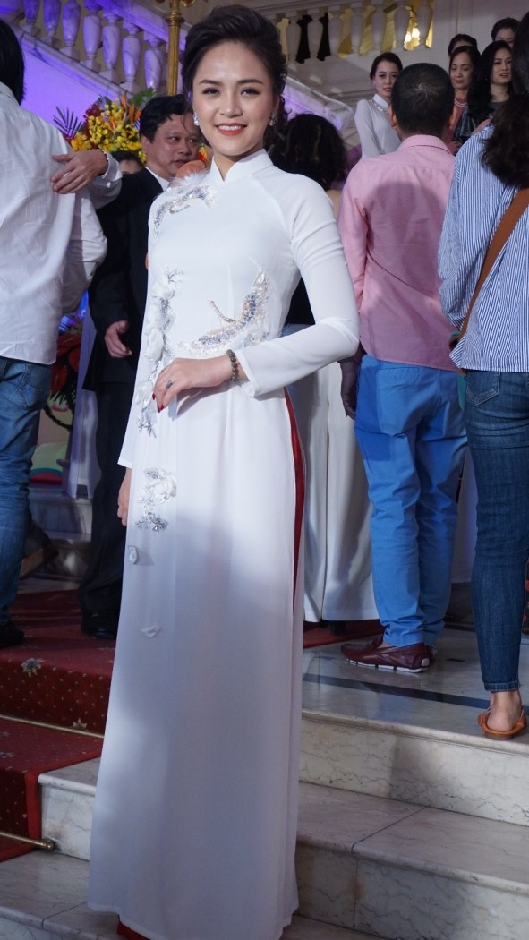 Thu Quỳnh 'Sống chung với mẹ chồng' bất ngờ dịu dàng với áo dài trắng ảnh 1
