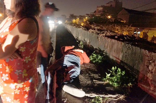 Nạn nhân nằm ven đường không ai quan tâm