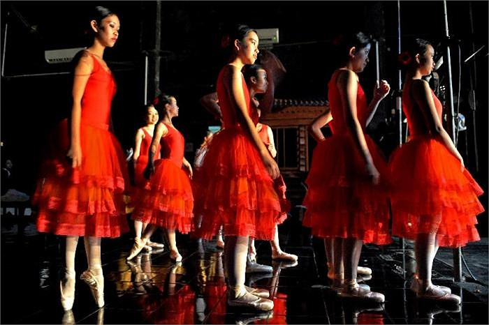 Sau một thời gian tập luyện chuyên tâm, các sinh viên của trường sẽ có những màn biểu diễn, kiểm tra trước hội đồng giáo viên bộ môn