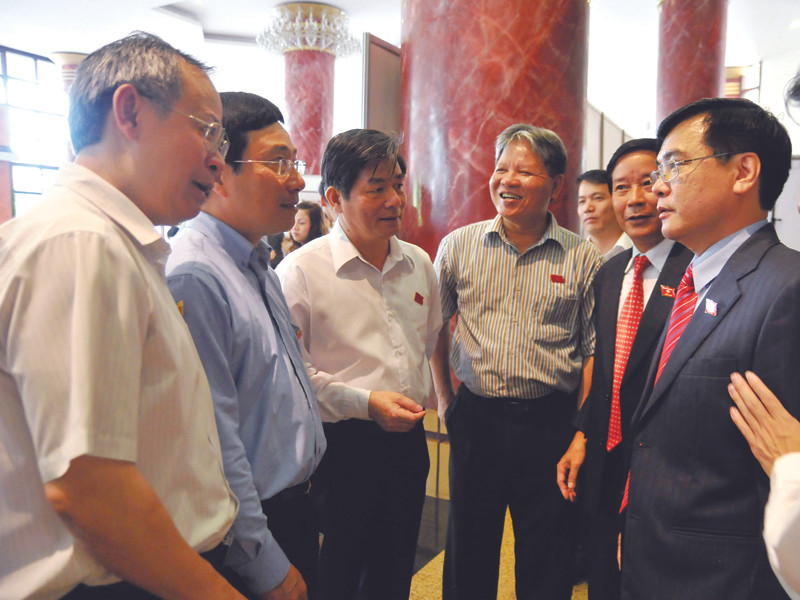 Các đại biểu trao đổi bên hành lang Quốc hội Ảnh: Hồng Vĩnh