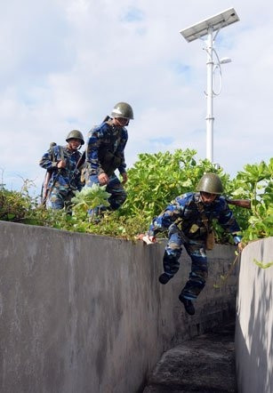 Các chiến sĩ huấn luyện sẵn sàng chiến đấu