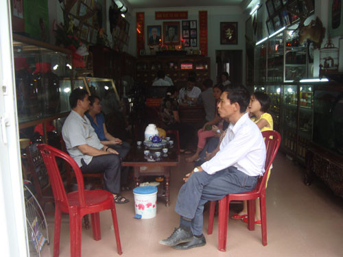 Lương y Hùng khám bệnh cho bệnh nhâ