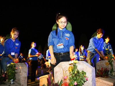 Bạn trẻ thắp nến tri ân tại Nghĩa trang liệt sĩ Hà Nội