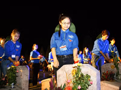 Bạn trẻ thắp nến tri ân tại Nghĩa trang liệt sĩ Hà Nội