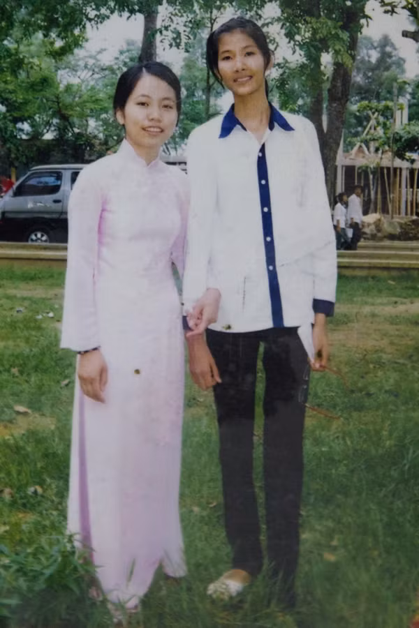 Hoàng Thùy cùng giáo viên tiếng Anh năm lớp 11