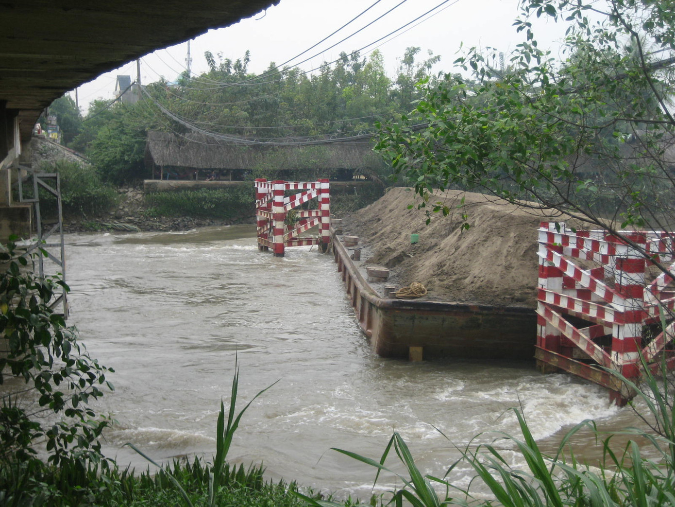Chiếc xà lan trôi tự do vướng vào trụ chống cách cầu ông Nhiêu khoảng 30 m