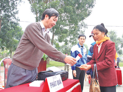 Ông Lê Khắc Hiệp – Phó Chủ tịch Tập đoàn Vingroup trao quà cho người nghèo. Ảnh: Trường Phong