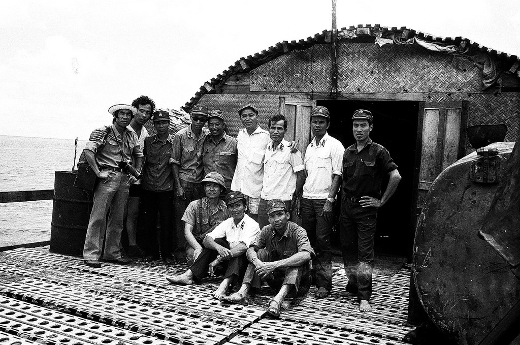 Tank đựng nước bằng nhôm bên tay phải là của cải quý nhất của lính đảo. Ngoài cùng bên trái là bác NV Thái