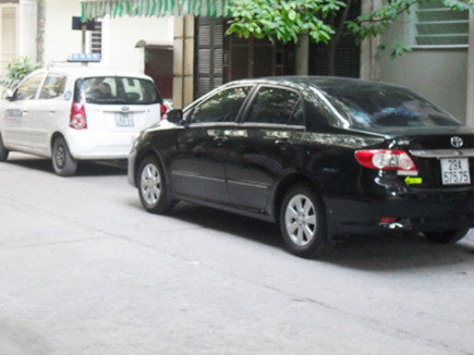 Nơi tên trộm bỏ lại chiếc xe ô tô tại ngõ 52 phố Quan Nhân, phường Nhân Chính Thanh Xuân