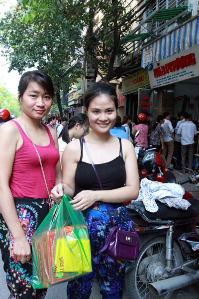 Vui mừng khi mua được hộp bánh