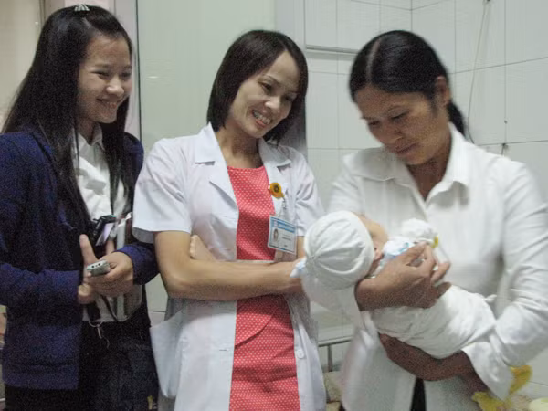 Từ hôm qua đến nay, phòng bệnh của chị Thơm luôn ngập tràn tiếng cười. Ảnh: Lãng Phong