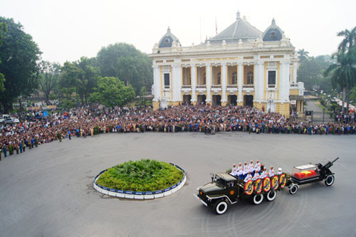 Hàng nghìn người dân tiễn biệt Đại tướng khi Linh cữu đi qua Nhà hát Lớn