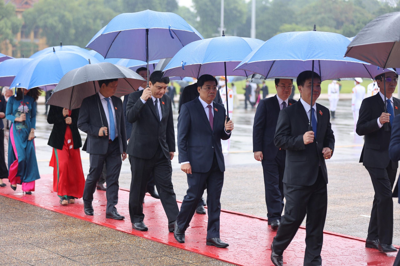 Các lãnh đạo Đảng, Nhà nước và đại biểu Quốc hội vào Lăng viếng Chủ tịch Hồ Chí Minh