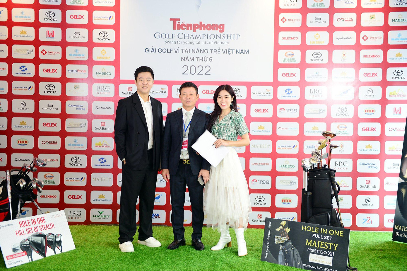 Bác sỹ Đỗ Doãn Bách - Gương mặt trẻ Việt Nam tiêu biểu năm 2021 và ca sỹ Nguyễn Ngọc Hà (Hà Myo) - Gương mặt trẻ Việt Nam triển vọng năm 2021, dự họp báo Tiền Phong Golf Championship 2022 Bác sỹ Đỗ Doãn Bách - Gương mặt trẻ Việt Nam tiêu biểu năm 2021 và ca sỹ Nguyễn Ngọc Hà (Hà Myo) - Gương mặt trẻ Việt Nam triển vọng năm 2021, dự họp báo Tiền Phong Golf Championship 2022