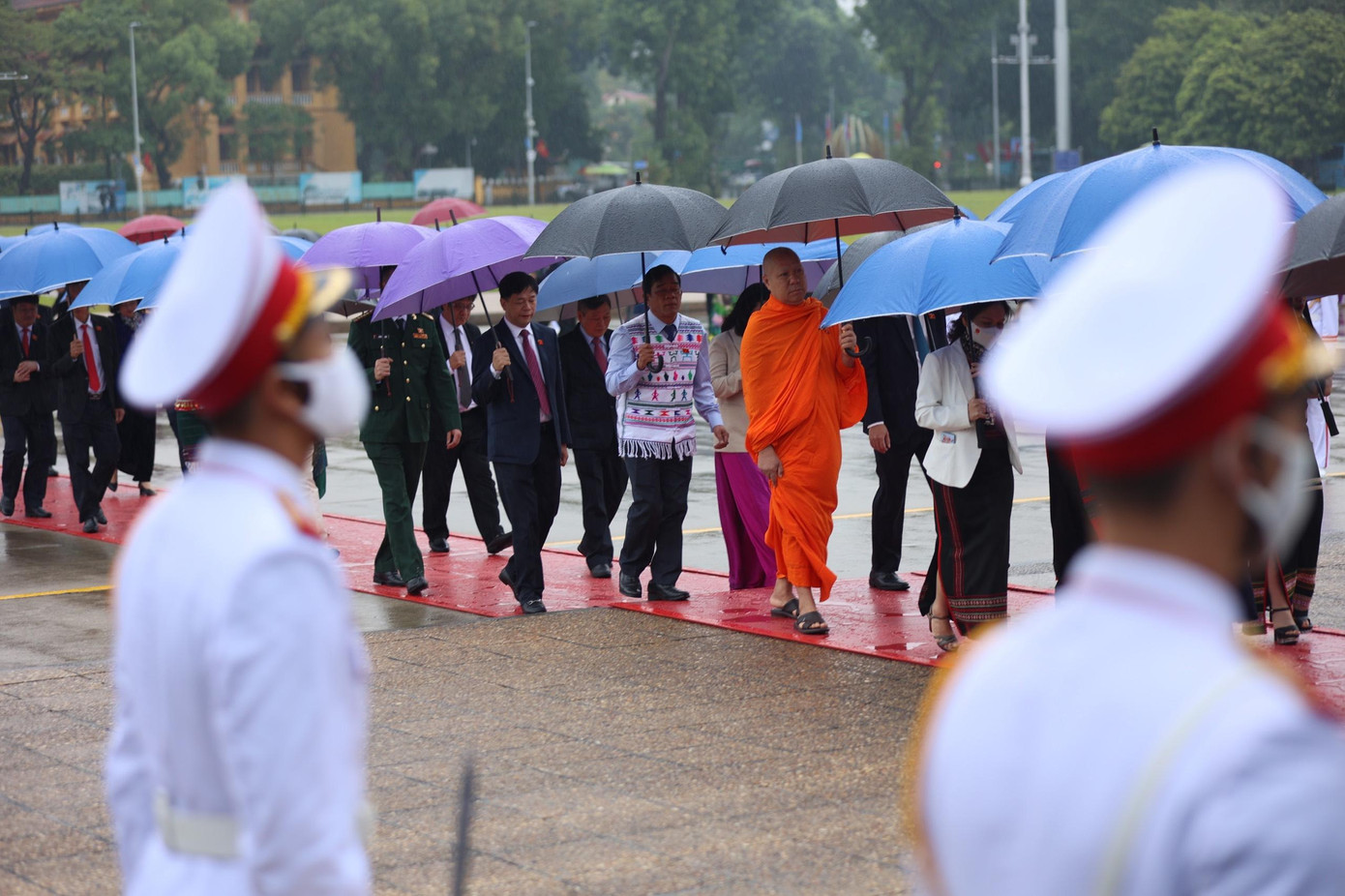 Các lãnh đạo Đảng, Nhà nước và đại biểu Quốc hội vào Lăng viếng Chủ tịch Hồ Chí Minh