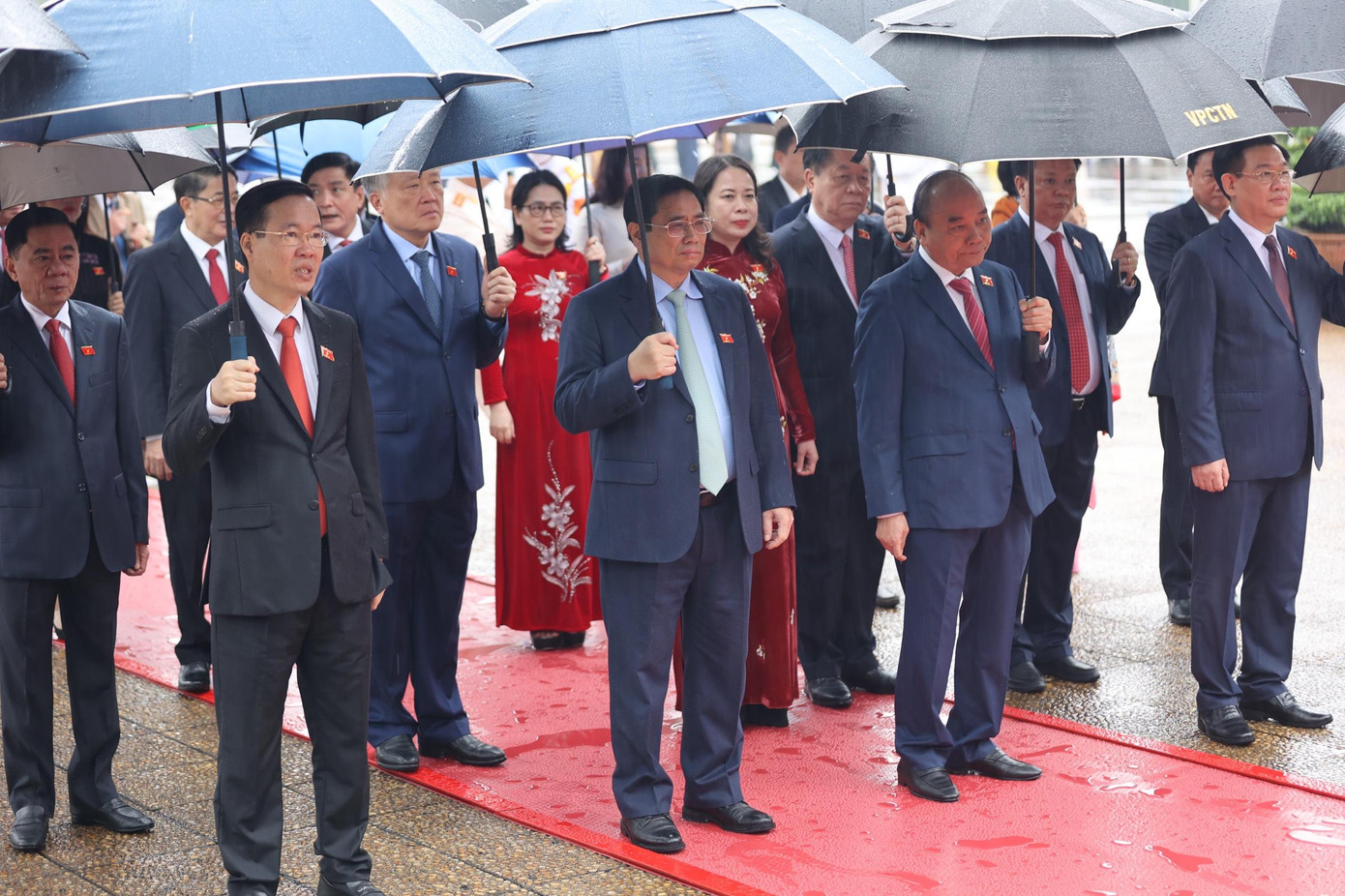 Sáng 20/10, trước giờ khai mạc Kỳ họp thứ tư, Quốc hội khóa XV, các đại biểu Quốc hội đến đặt vòng hoa và vào Lăng viếng Chủ tịch Hồ Chí Minh