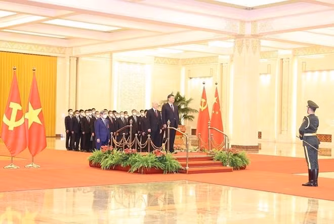 Tổng Bí thư Nguyễn Phú Trọng và Tổng Bí thư, Chủ tịch Trung Quốc Tập Cận Bình duyệt đội danh dự. (Ảnh: Trí Dũng/ TTXVN)