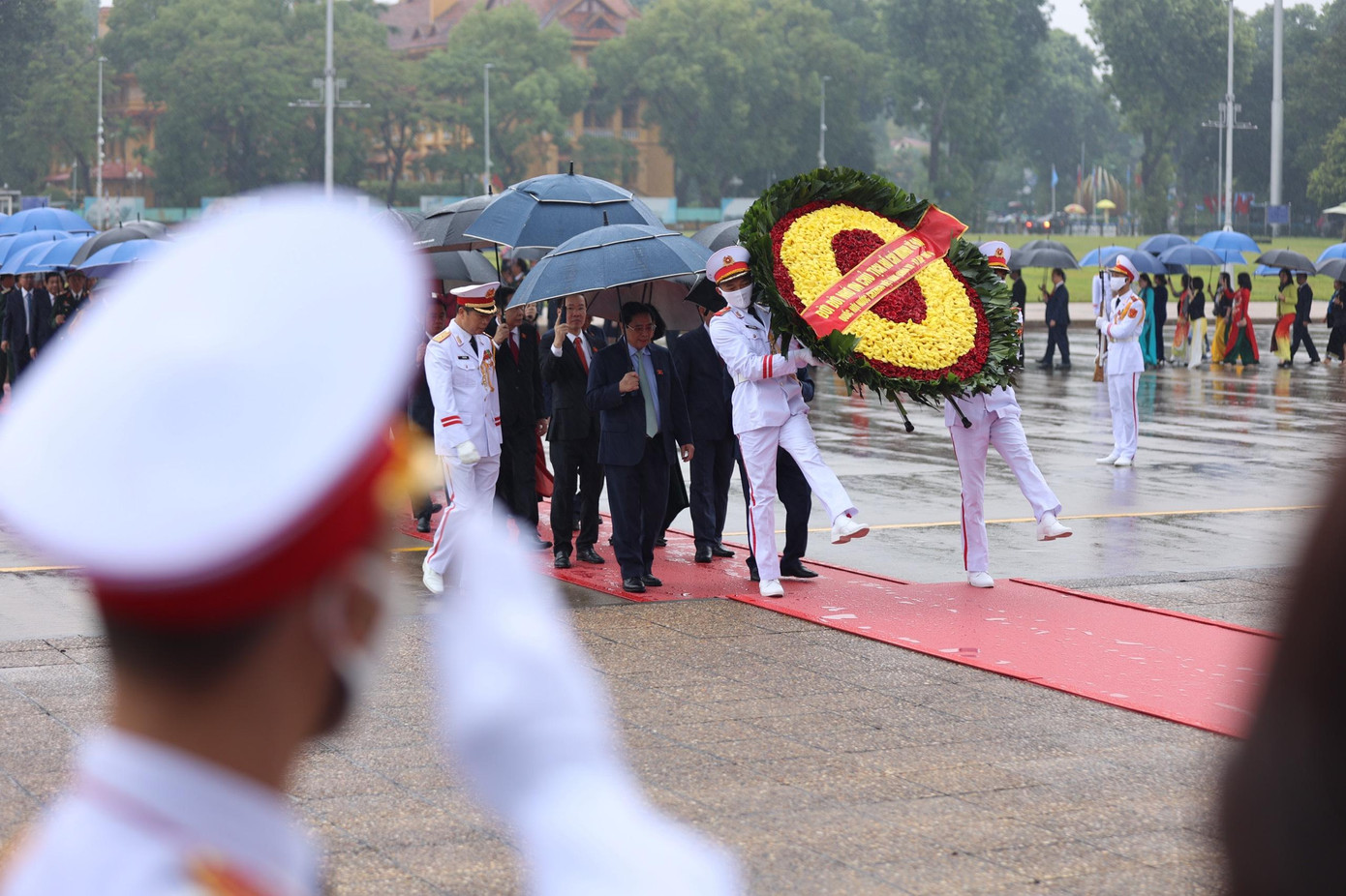 Các lãnh đạo Đảng, Nhà nước và đại biểu Quốc hội vào Lăng viếng Chủ tịch Hồ Chí Minh