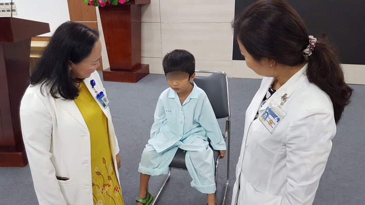 Nhét 2 viên pin vào tai, bé trai 5 tuổi bị thủng màng nhĩ ảnh 1