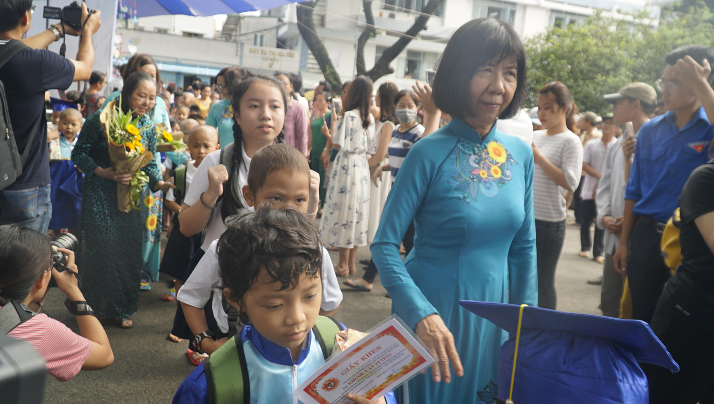 Lễ khai giảng đặc biệt trong bệnh viện của bệnh nhi ung thư ảnh 7